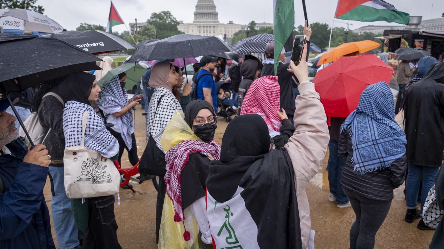 Cientos de manifestantes pro palestinos se reúnen bajo la lluvia en la capital para conmemorar el presente y el doloroso pasado