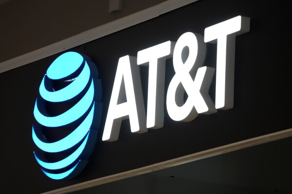 ملف - تظهر علامة AT&T في متجر في بيتسبرغ، الاثنين 30 يناير 2023. وقالت AT&T، السبت 30 مارس 2024، إنها بدأت في إخطار ملايين العملاء بشأن سرقة البيانات الشخصية التي تم اكتشافها مؤخرًا عبر الإنترنت.  (صورة AP/جين ج. بوسكار، ملف)