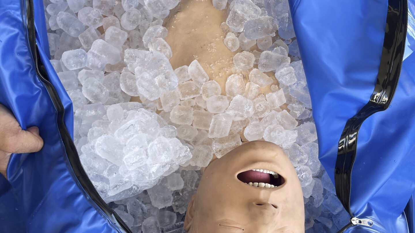 Финикс използва потапяне в лед за лечение на жертви на топлинен удар, тъй като югозападът печели с трицифрени цифри