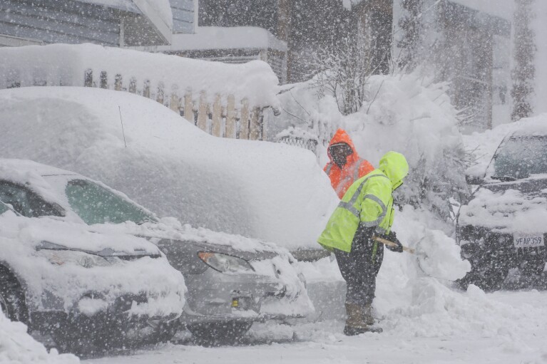 Trabajadores quitan la nieve en un vecindario residencial, el sábado 2 de marzo de 2024, en Truckee, California (Foto AP/Brooke Hess-Homeier)