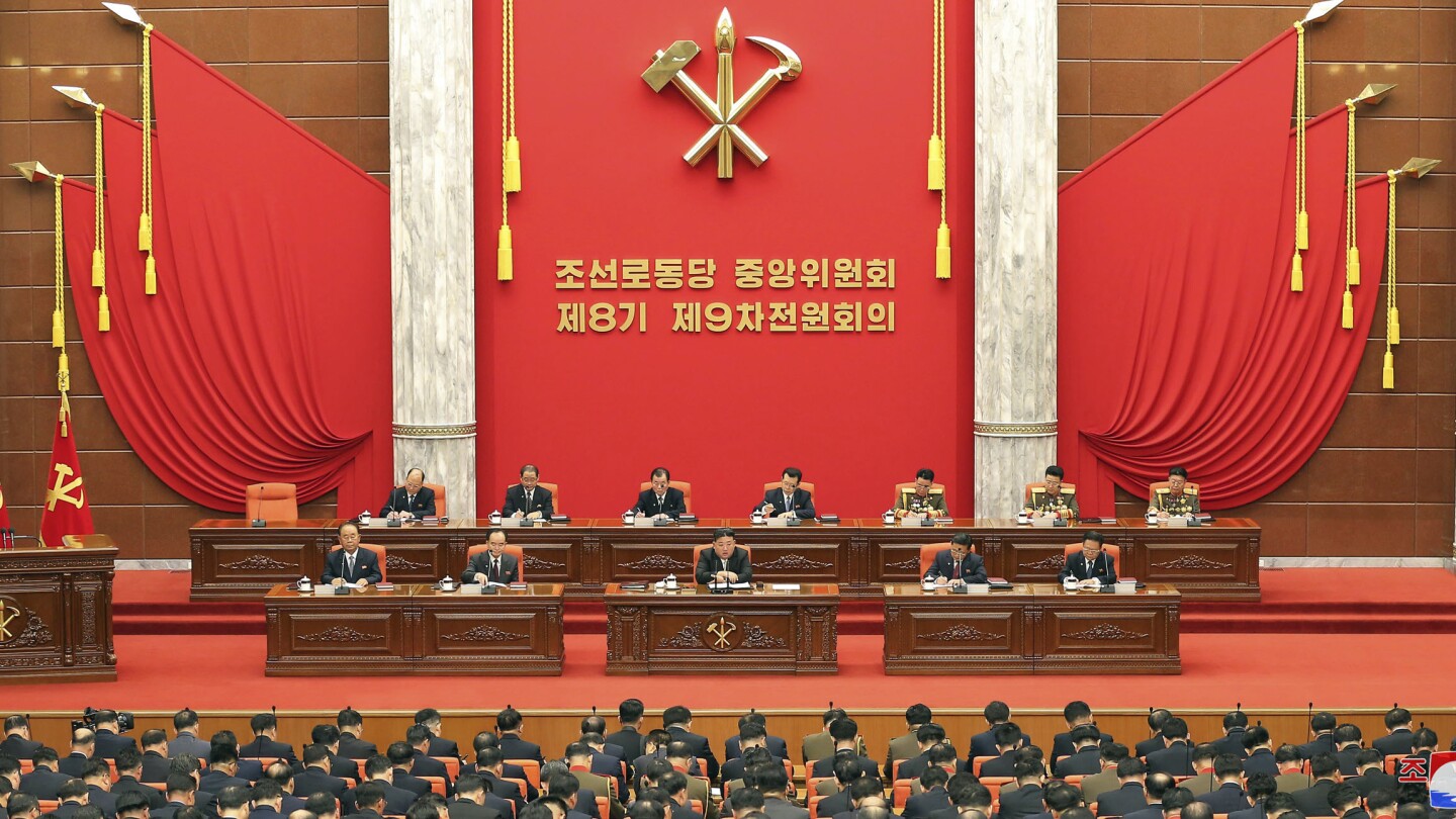 북한 지도자가 연말 주요 정치회의 개막식에서 자신의 업적을 자랑한다.