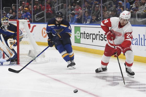 Raymond's shootout goal lifts Red Wings over Blues 3-2 Detroit