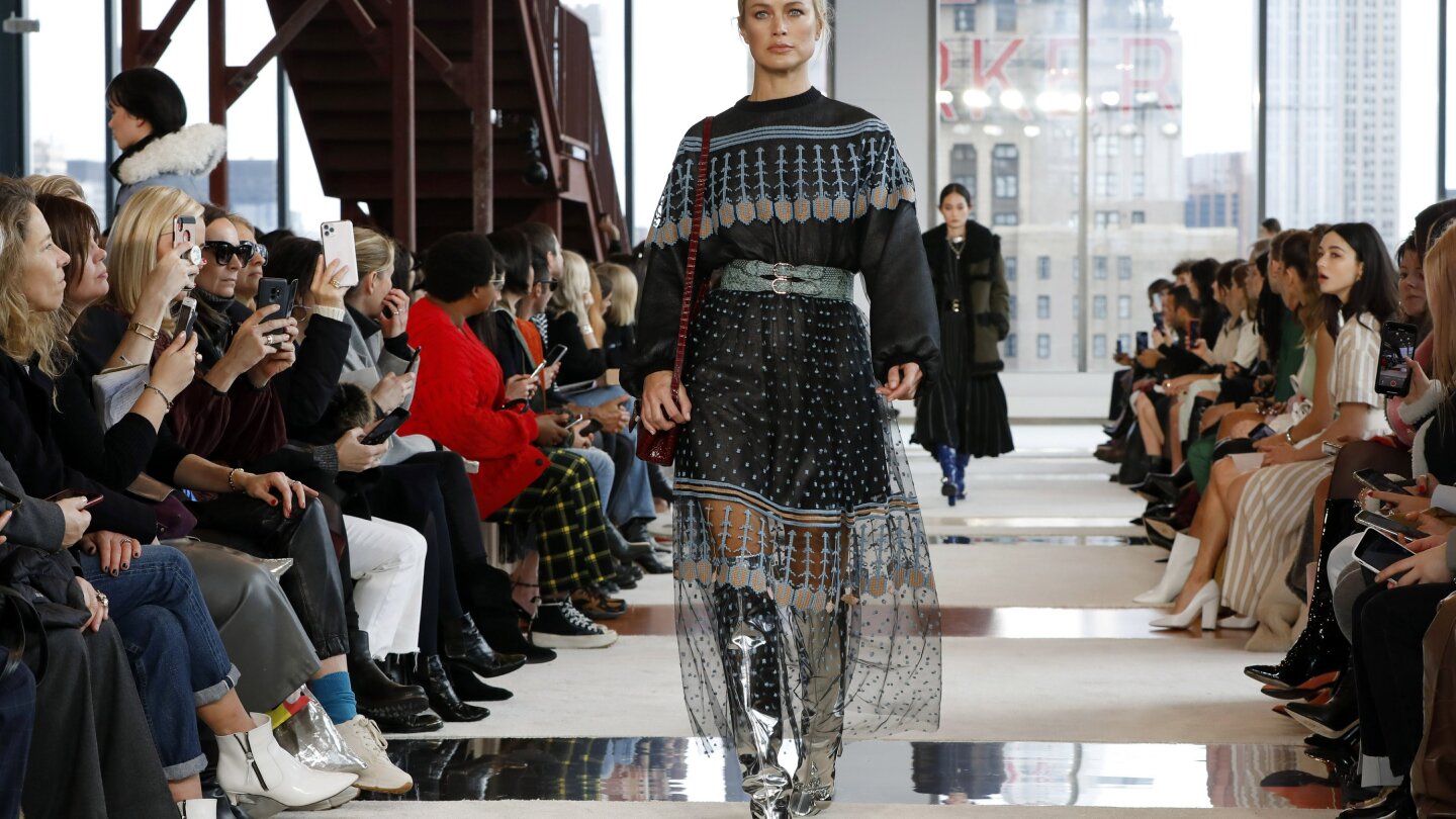 Kaia Gerber shows off her legs in stunning new Louis Vuitton