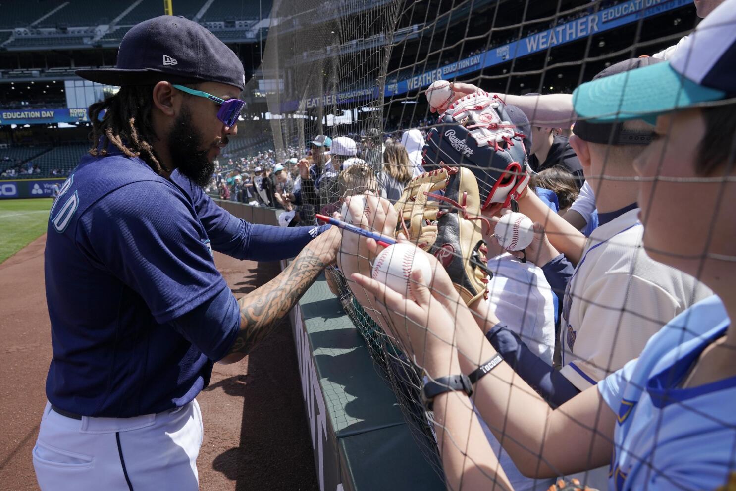 J.P. Crawford takes Justin Verlander wayyyyyy deep! (The Mariners have come  out swinging!) 