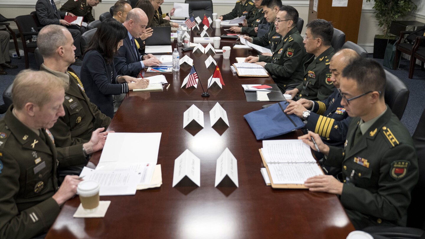 ВАШИНГТОН АП — Американски и китайски военни офицери възобновиха преговорите