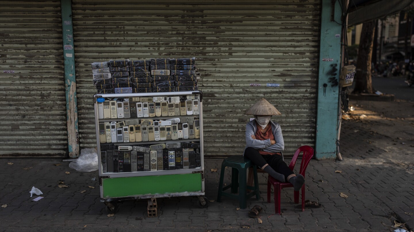 Електронните отпадъци препълват сметищата. На един обширен виетнамски пазар работниците рециклират част от него