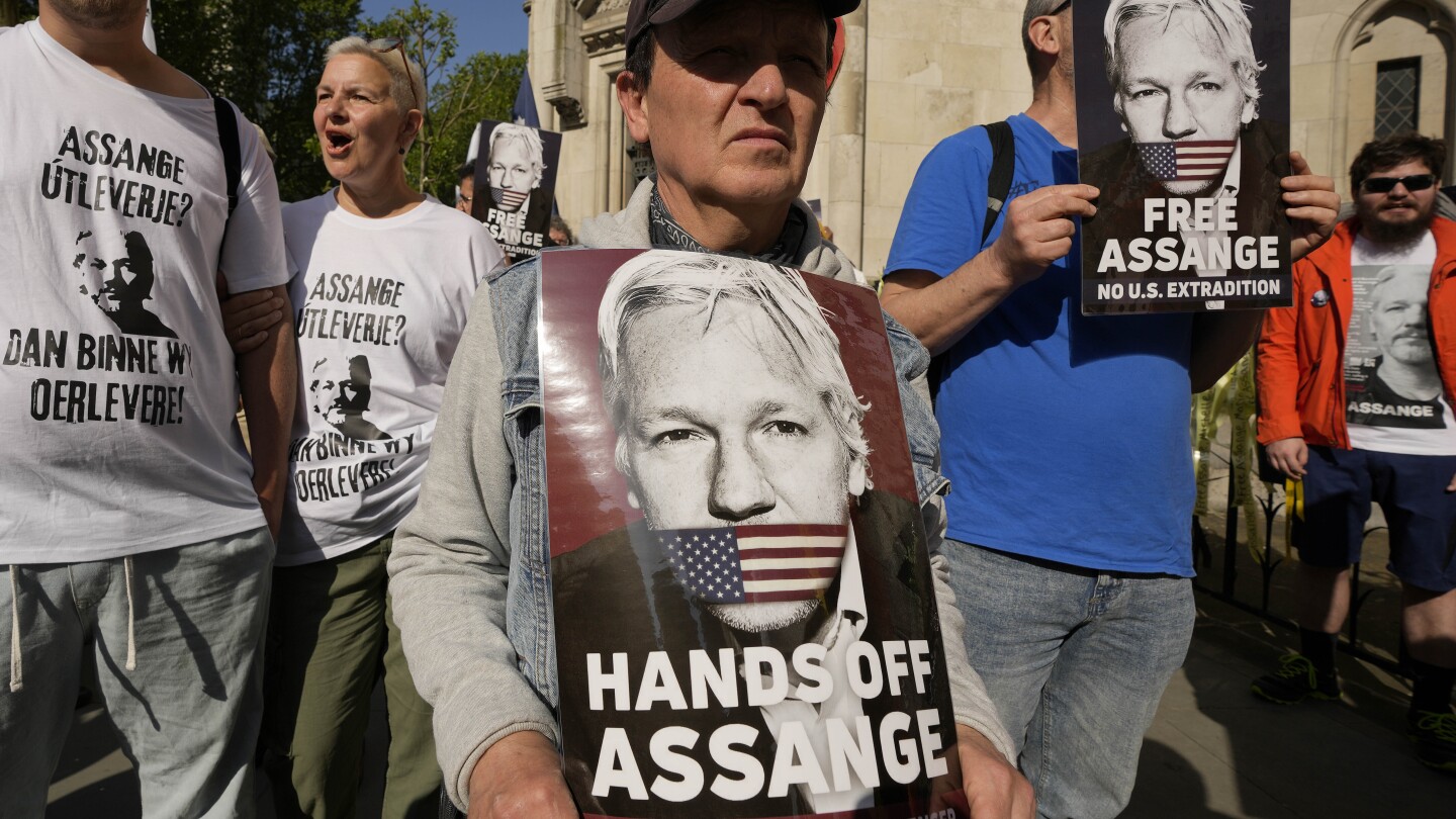 ЛОНДОН АП — Основателят на WikiLeaks Джулиан Асанж е изправен