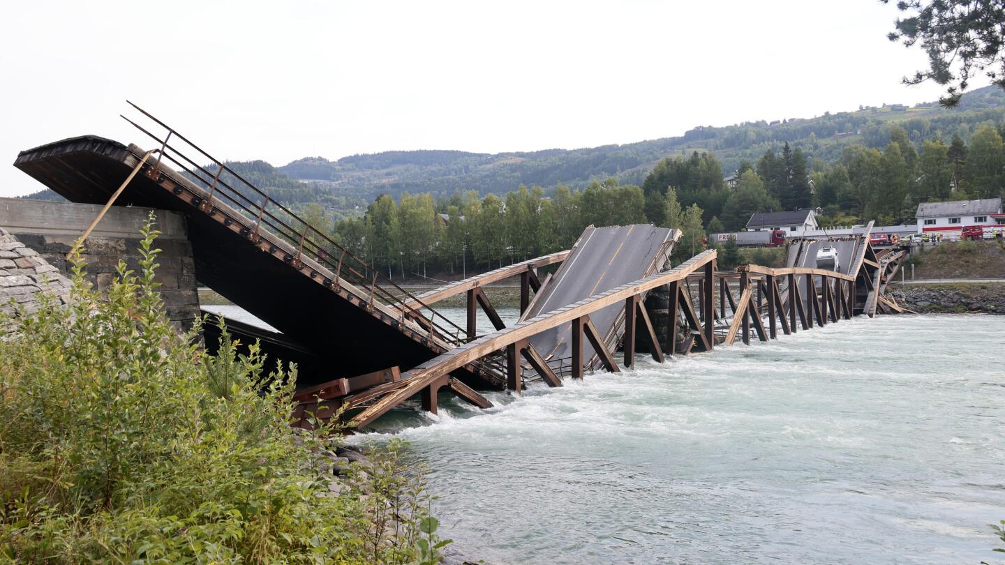 Bro i Norge kollapser, førere av 2 kjøretøy reddet