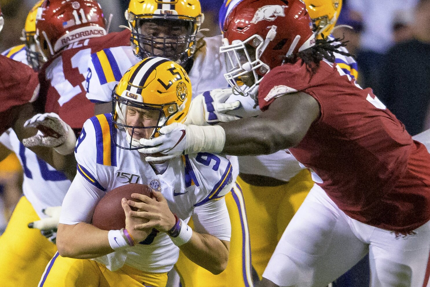 Arkansas defensive lineman McTelvin Agim gets ready to run a play