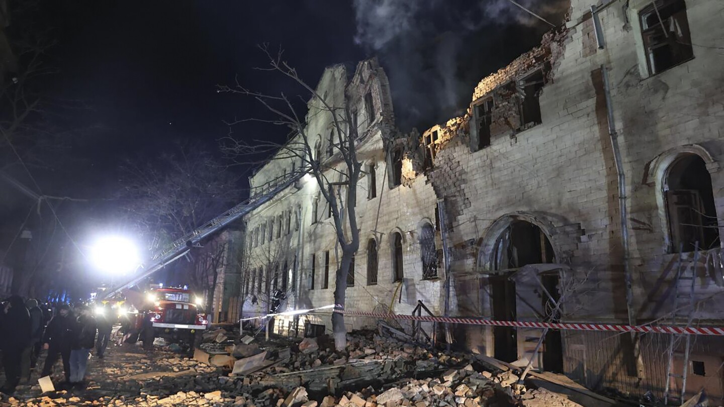 Руски ракети удариха украински жилищни сгради и раниха 17 при последните удари срещу цивилни райони