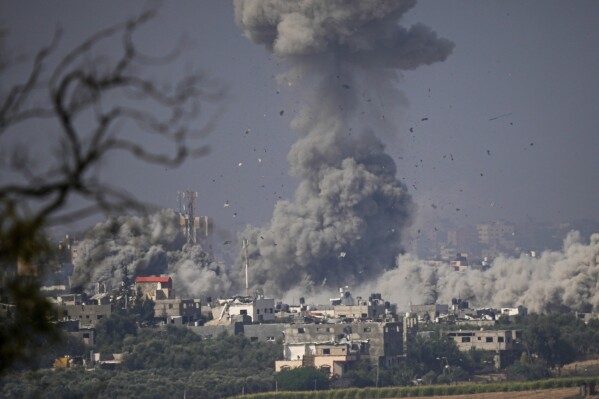 Khói bốc lên sau cuộc không kích của Israel ở Dải Gaza, nhìn từ miền nam Israel, Thứ Hai, ngày 23 tháng 10 năm 2023. (Ảnh AP / Ariel Schalit)
