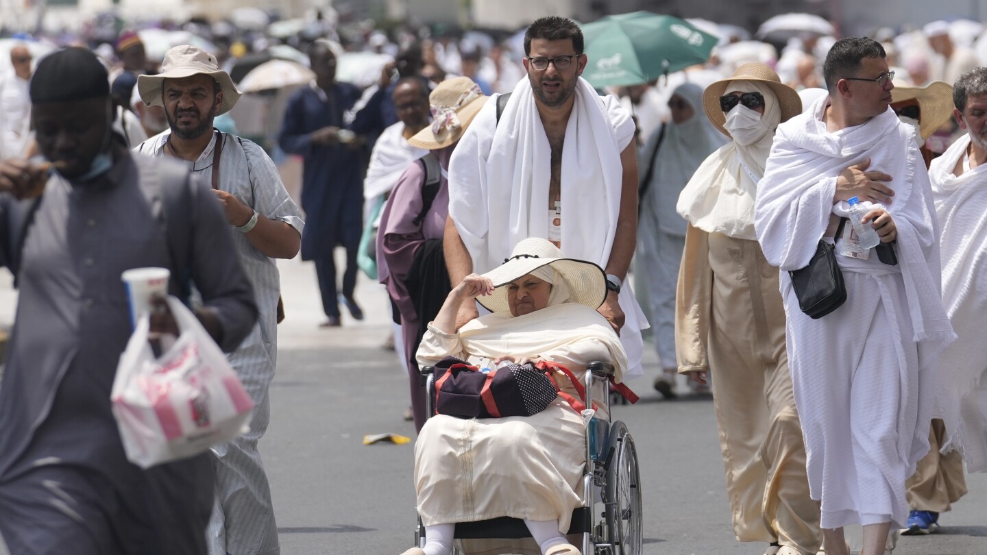 Маси от поклонници в Саудитска Арабия обикалят около Кааба преди официалното начало на Хадж