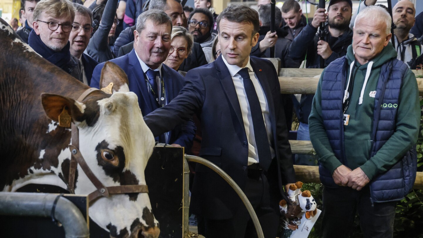 Макрон освиркван от френски фермери, които го обвиняват, че не прави достатъчно в подкрепа на селското стопанство