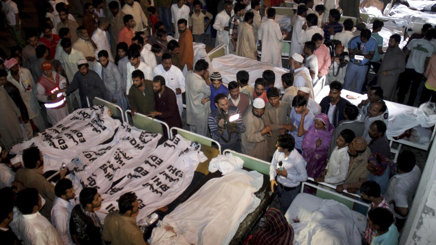 Serangan bunuh diri menewaskan hampir 54 orang di Pakistan timur