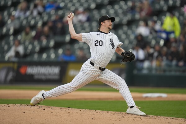 Chicago White Sox starting pitcher Erick Fedde throws to a Washington Nationals batter during the first inning of the second baseball game of a doubleheader Tuesday, May 14, 2024, in Chicago. (AP Photo/Erin Hooley)