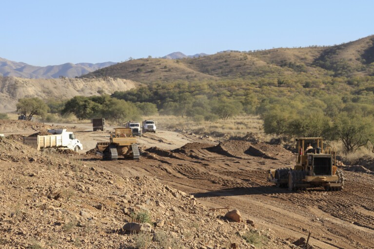 Continúa la construcción de una nueva línea de tren en el norte de México, en San Lorenzo, estado de Sonora, México, el lunes 13 de noviembre de 2023. Los residentes del estado norteño de Sonora están luchando contra la nueva línea de tren que, según dicen, amenaza con desplazar sus hogares y fragmentar el ecosistema local.  (Foto AP/Luis Castillo)