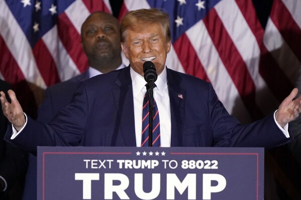 El precandidato presidencial republicano y expresidente Donald Trump sonríe durante un acto de campaña el martes 23 de enero de 2024, en Nashua, Nueva Hampshire. (AP Foto/Pablo Martinez Monsivais)