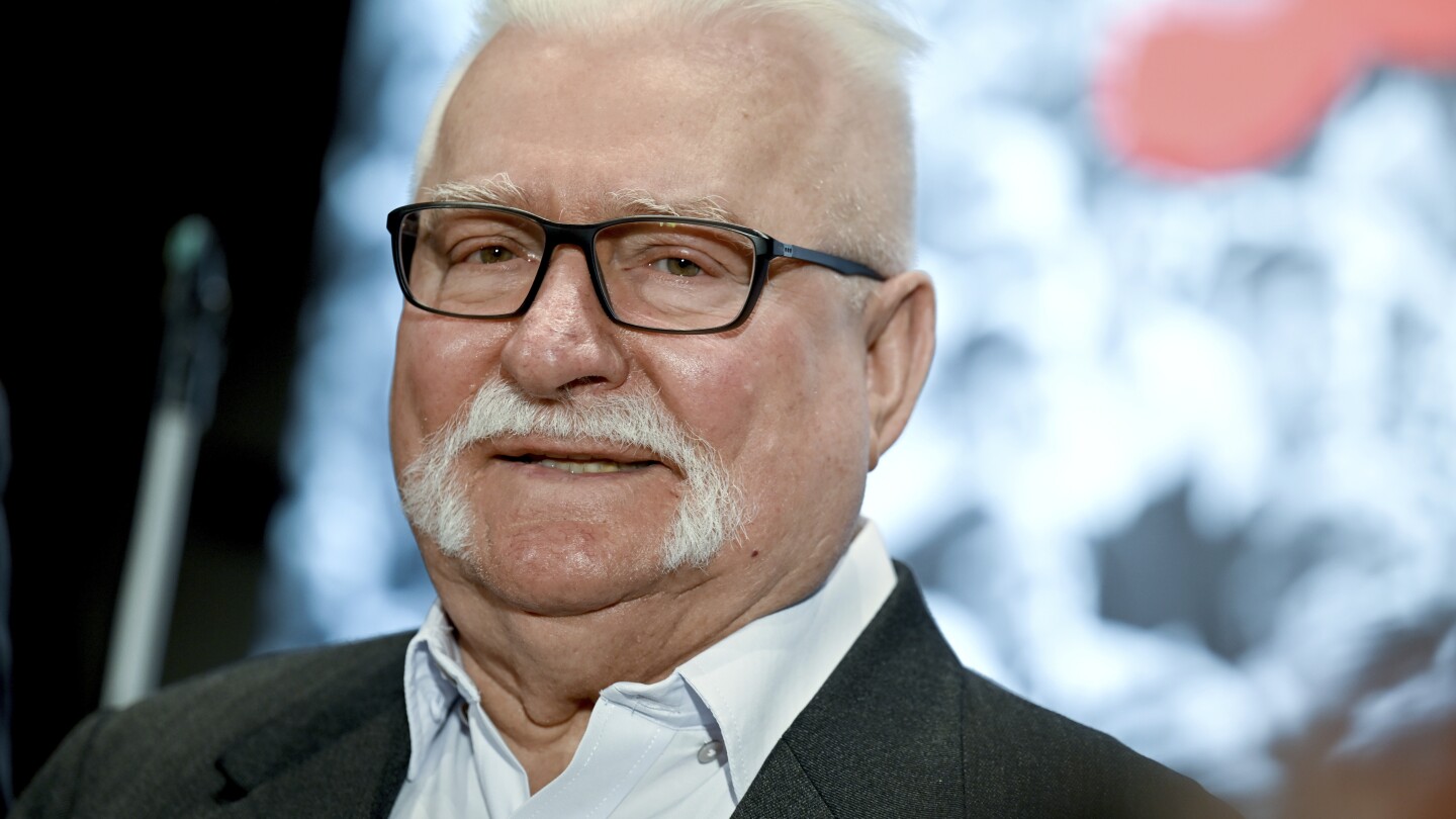 80-letni były prezydent Polski Lech Wałęsa twierdzi, że czuje się dobrze, ale przebywa w szpitalu z powodu Covid-19