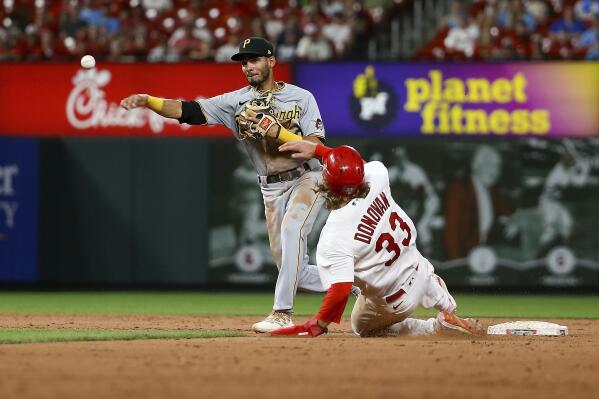 Reynolds' homer lifts Pirates to 6-4 win over Cardinals