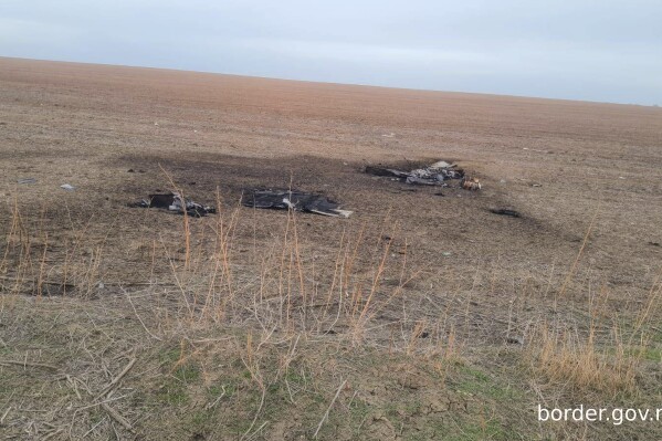 This image released by Moldova's Border Police on Sunday, Feb. 11, 2024, shows, according to the official statement, remains of a Shahed-type drone that crashed near the Etulia, Moldova, near the Moldova-Ukraine border and in the general area of the the Ukrainian Danube port of Ismail. The port was the target of a Russian air-strike in the early hours of Feb. 10. (Moldovan Border Police via 番茄直播)