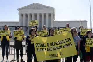 Activistas defensores del derecho al aborto protestan delante de la Corte Suprema de Estados Unidos en Washington el 11 de mayo de 2022. (Foto AP/Jose Luis Magana)