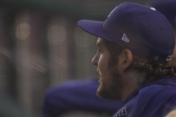 Chicago Cubs - Starlin Castro takes a cut in the batting cage