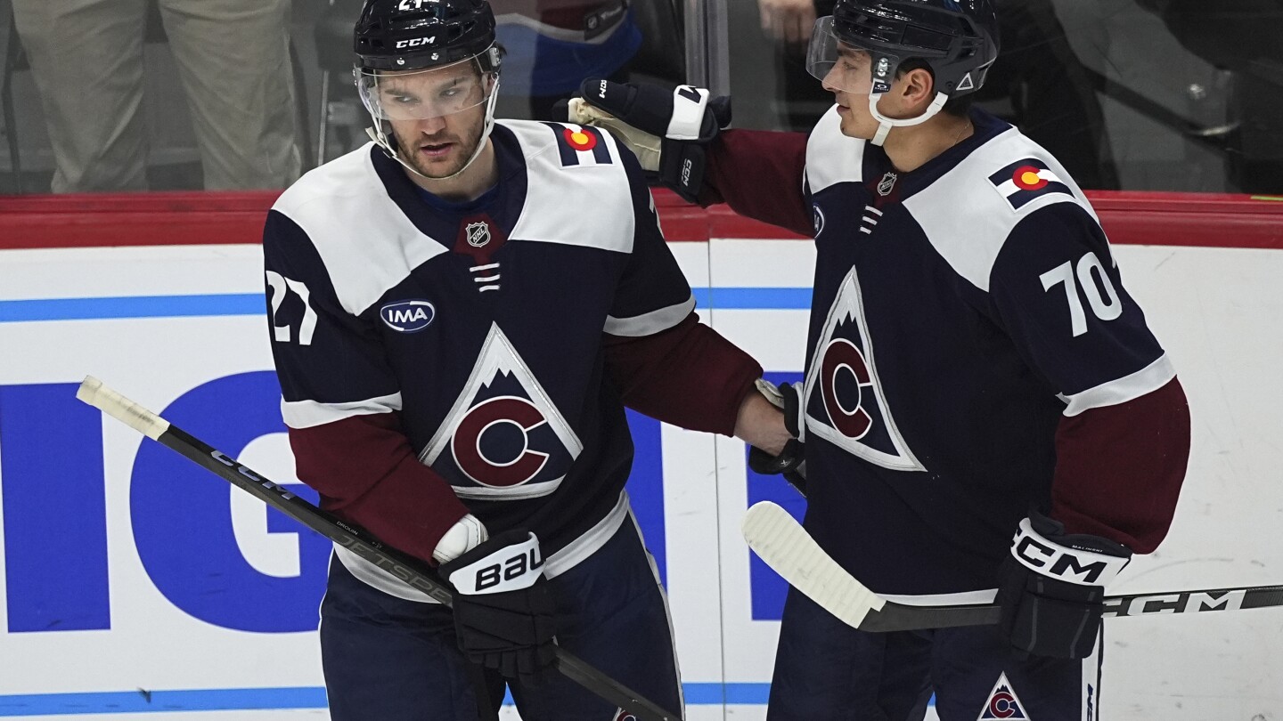 Necas Scores First Goal as Avalanche Blank Blues 5-0