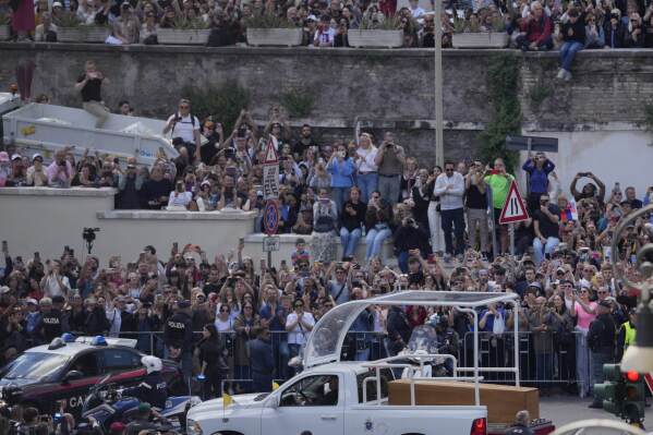 El féretro del papa Francisco sale de la Plaza de San Pedro camino a Santa María la Mayor donde será enterrado, en el Vaticano, el sábado 26 de abril de 2025. (AP Foto/Gregorio Borgia)