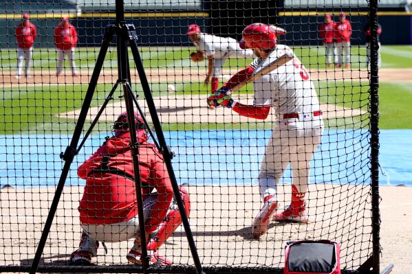 Bryce Harper takes on-field batting practice for first time since