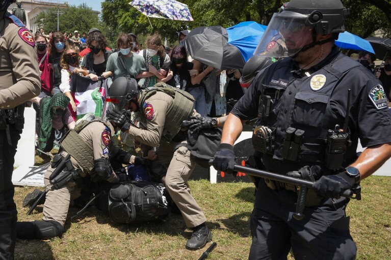 قوات الدولة تعتقل متظاهرًا مؤيدًا للفلسطينيين في جامعة تكساس في أوستن، تكساس، الاثنين 29 أبريل 2024.  (جاي جانر / أوستن أمريكان ستيتسمان عبر AP)