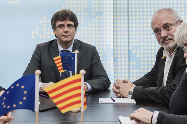 FILE - Catalan leader Carles Puigdemont, left, and former Catalan Minister of Culture Lluis Puig Gordi, in Brussels on Jan. 24, 2018. The European Union's top court has issued a ruling that allows Spain to make another attempt to seek the extradition of a former Catalan separatist politician living in Brussels. Spain has unsuccessfully tried to get Belgium to hand over Lluís Puig since he fled Spain following an illegal 2017 secession bid for Catalonia. The Court of Justice of the EU, based in Luxembourg, now says that a EU country can only refuse to execute a European arrest warrant if a judge determines that the other member's judiciary suffers “systemic or generalized deficiencies.” (AP Photo/Geert Vanden Wijngaert)