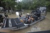Les gardes-chasse du Texas Parks and Wildlife Department utilisent un bateau pour sauver les résidents des eaux de crue dans le comté de Liberty, Texas, le samedi 4 mai 2024.  (Photo AP/Lekan Oyekanmi)