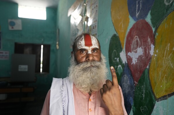An Indian Hindu holy man shows his finger marked with indelible ink after casting his vote during the fifth round of multi-phase national elections outside a polling station in Ayodhya, India, Monday, May 20, 2024. (Ǻ Photo/Rajesh Kumar Singh)
