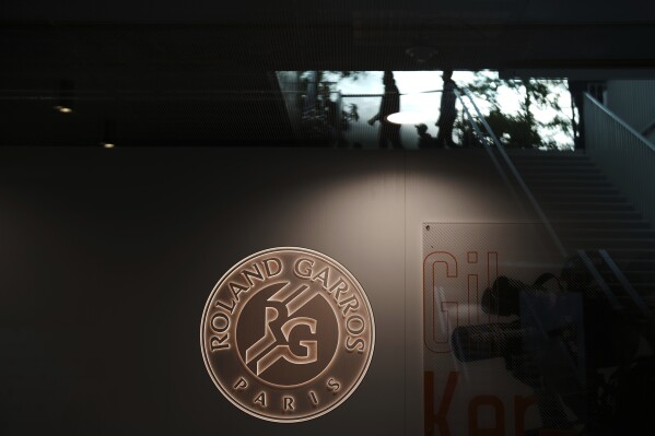 The Roland-Garros logo stands out on the occasion of the French Tennis Open, at the Roland-Garros stadium, in Paris, Wednesday, May 28, 2025. (AP Photo/Christophe Ena)