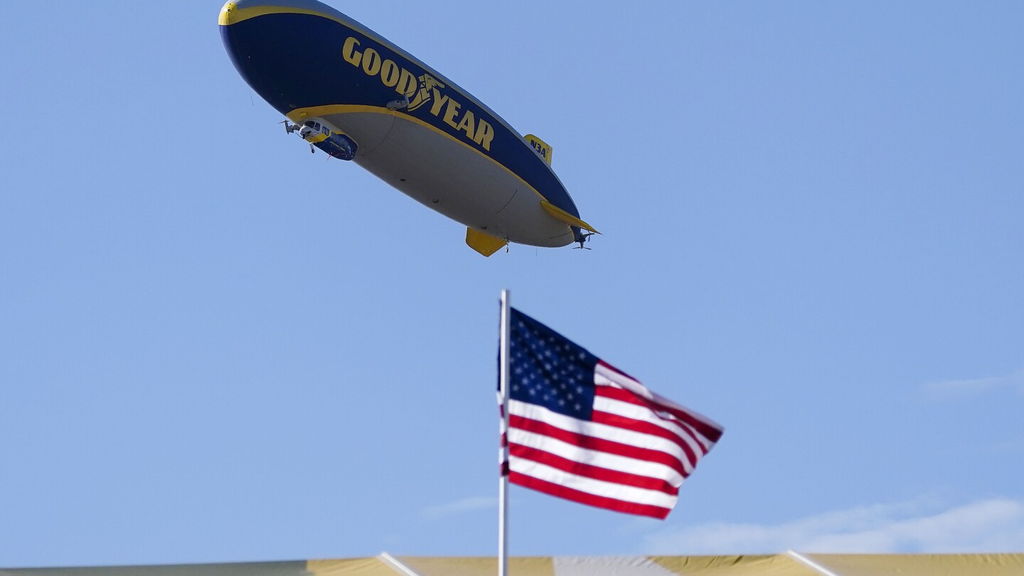 Емблематичният Goodyear Blimp е 100. За да отпразнуваме, полет над Охайо 