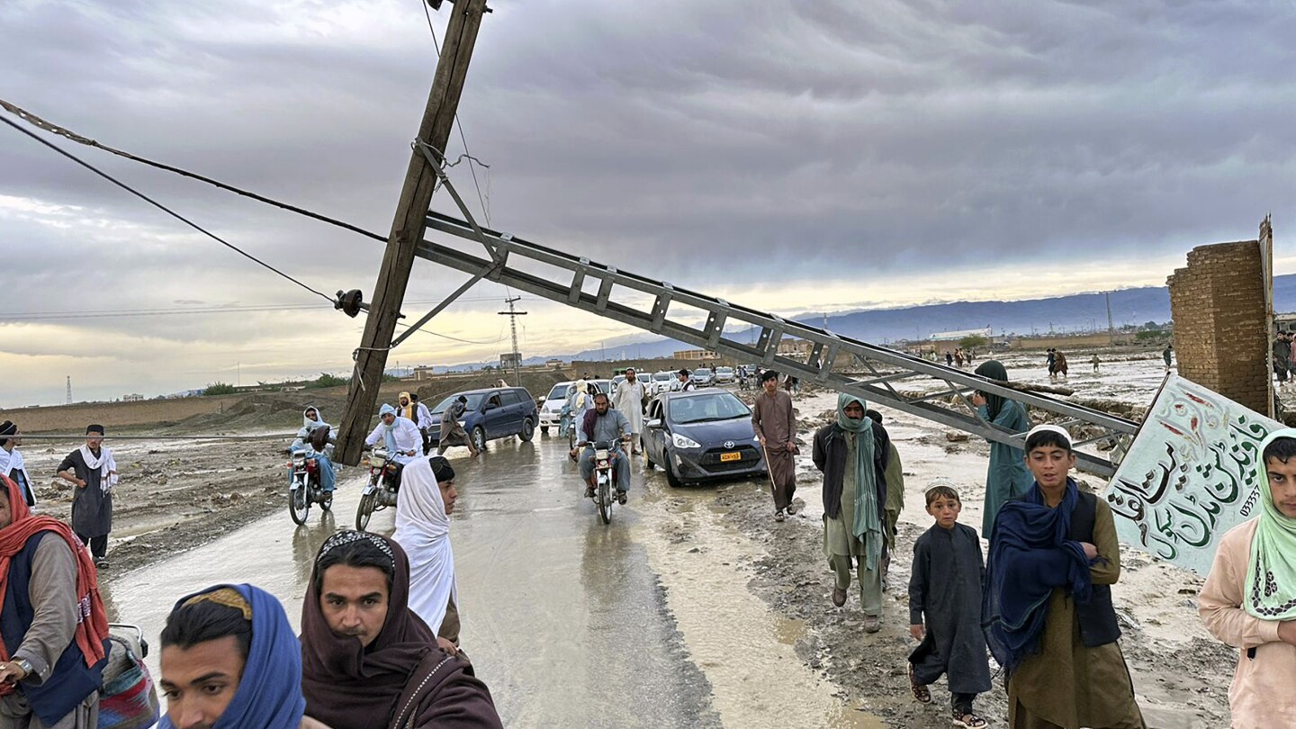 ПЕШАВАР Пакистан AP — Пакистанска провинция издаде предупреждение за наводнения
