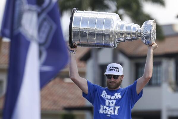 Stanley Cup gets dented during Lightning's championship boat parade 