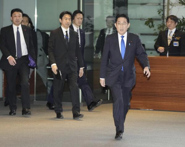 Bodyguard successfully protects Japanese Prime Minister Fumio