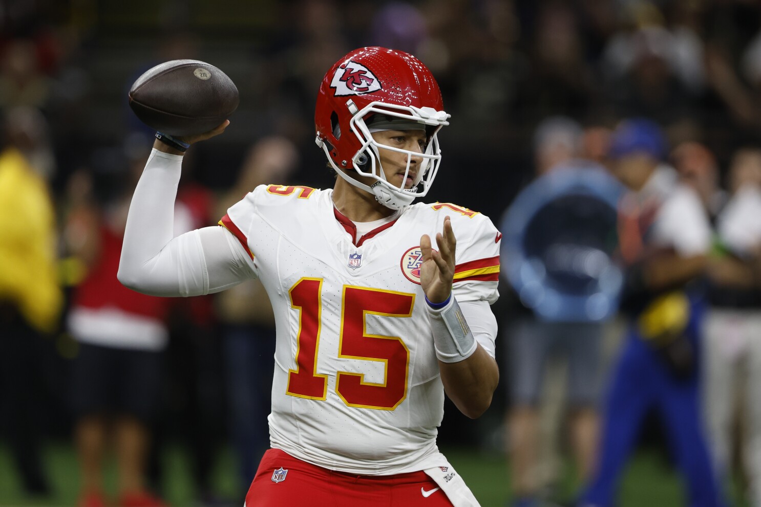 Chiefs to play Patrick Mahomes and other starters for first half against  Arizona | AP News