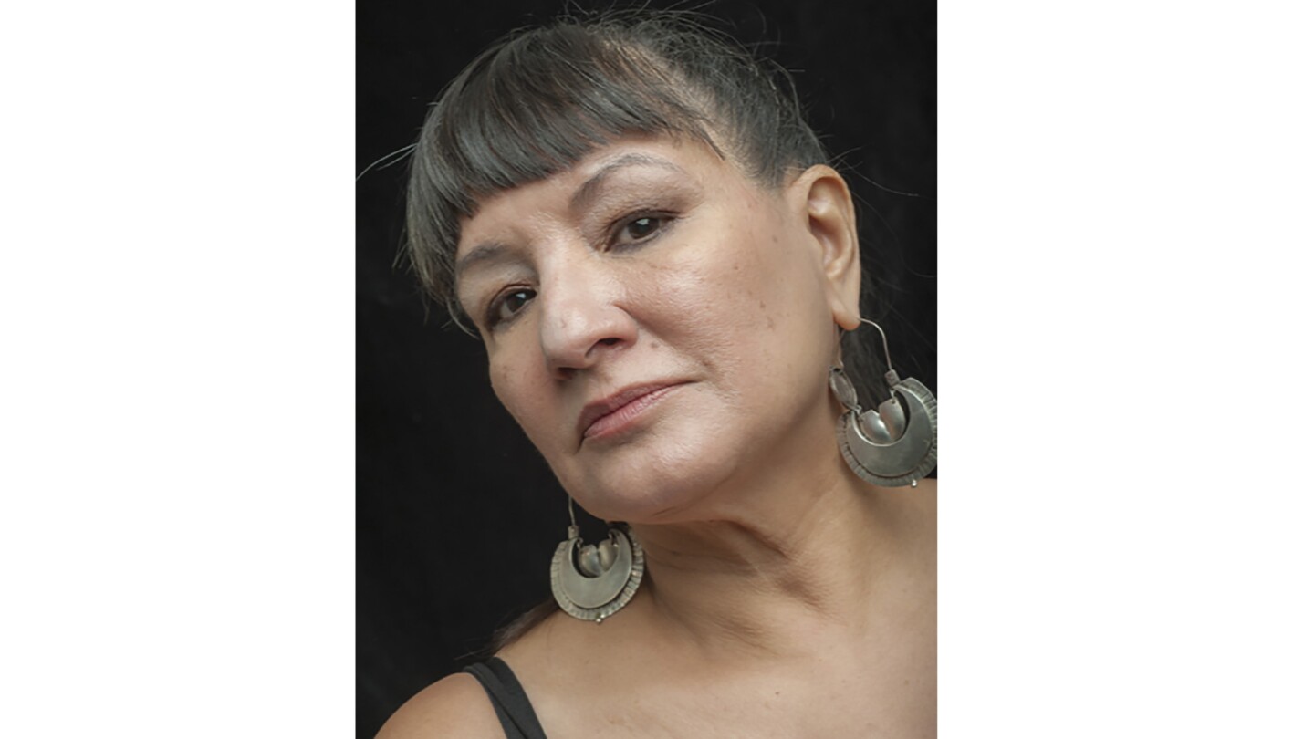 Author Sandra Cisneros receives Holbrooke award for work that helps promote peace and understanding-ZoomTech News