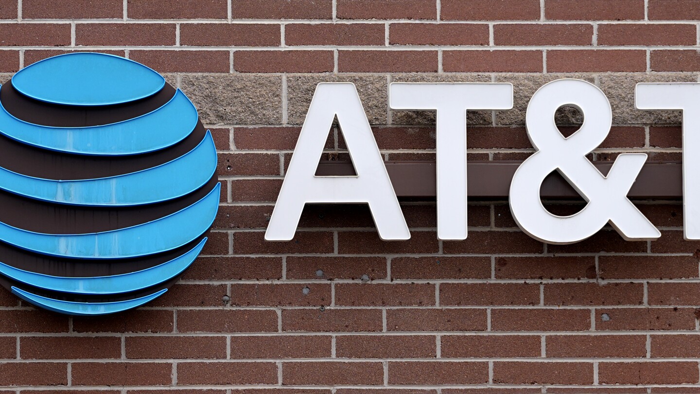 Americans reporting nationwide cellular outages from AT&T, Cricket