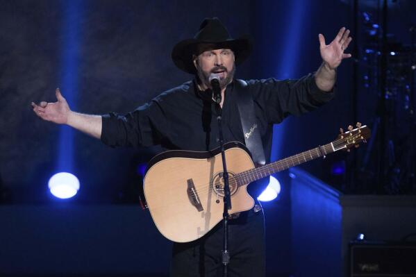 Confused fans rip Garth Brooks for wearing 'Sanders' jersey