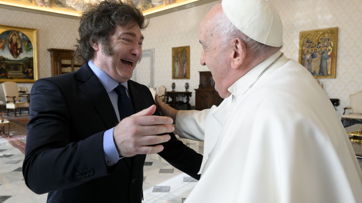 Depois de um começo difícil, o Papa e a argentina Miley se encontram em meio a especulações de que Francisco pode finalmente retornar à sua terra natal