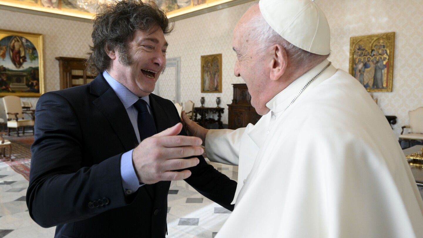 Sau cái ôm, Giáo hoàng và Miley của Argentina gặp nhau trong bối cảnh có nhiều đồn đoán rằng Đức Phanxicô cuối cùng có thể sẽ trở về nhà