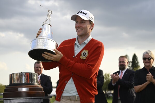 Russell Henley sostiene el trofeo que lo acredita como campeón del torneo de golf Arnold Palmer Invitational en Bay Hill, el domingo 9 de marzo de 2025, en Orlando, Florida. (AP Foto/Phelan M. Ebenhack)