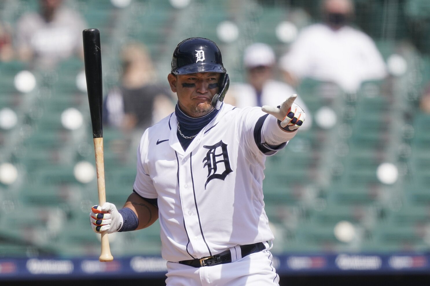 Teheran, early runs boost Tigers over Indians, 5-2