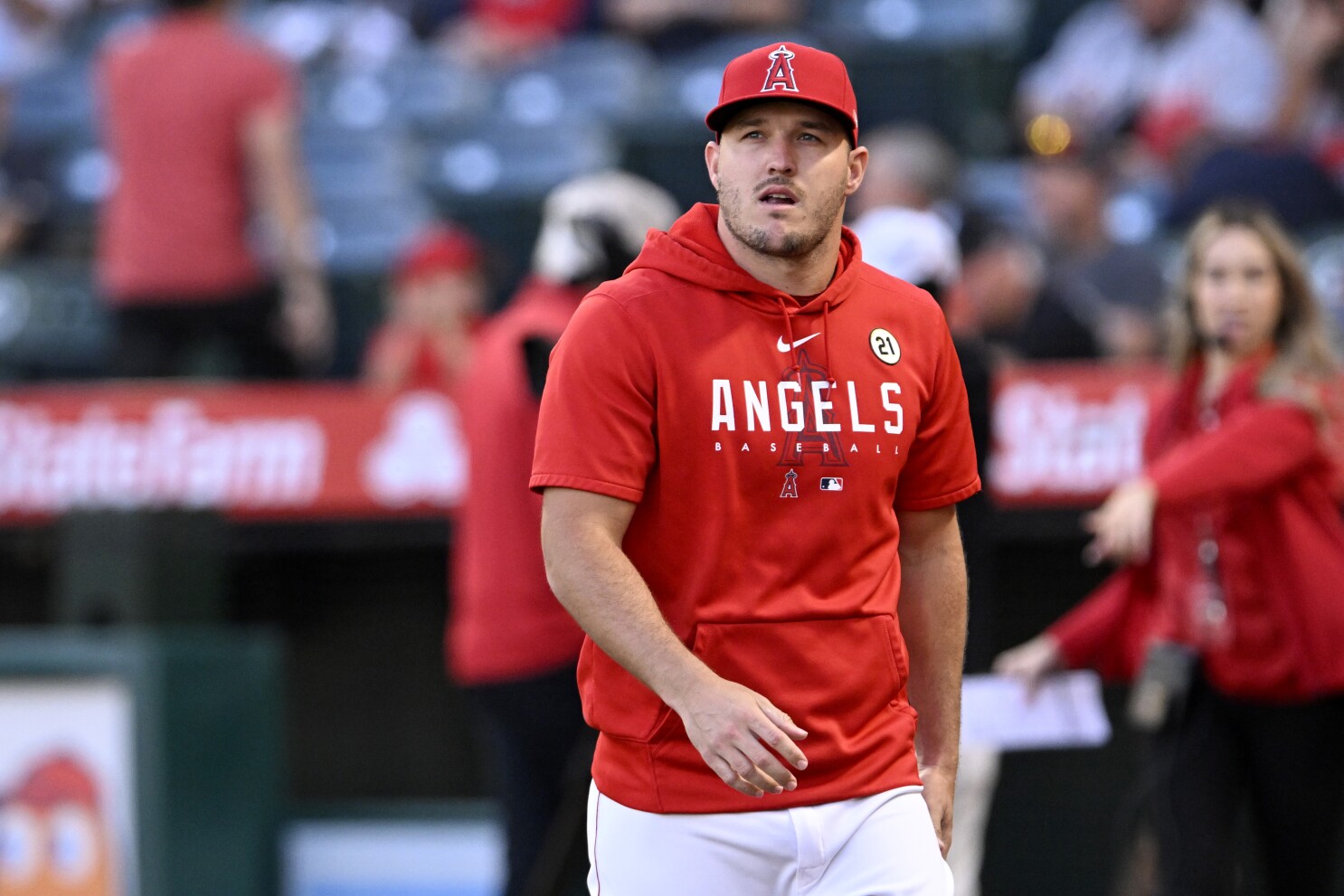 Injured Angels star Mike Trout accompanies team on final road trip