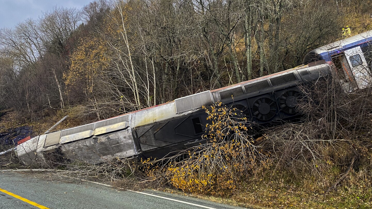 Et tog med 55 personer sporer av på nordkysten av Norge, og dreper minst én person og skader fire andre.