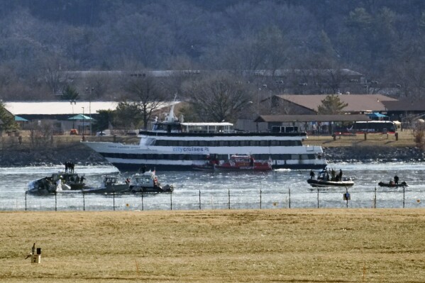 On January 30, 2025, in Arlington, Virginia, you can find search and rescue efforts on the remnants of the Potomac River in Ronal Dragon Washington (AP Photo/Stephanis Car Blow).
