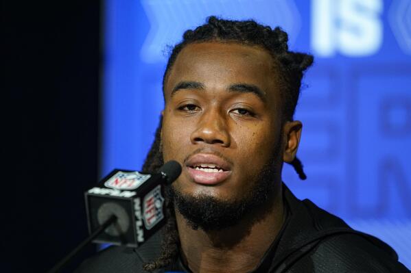Malik Willis' act of kindness makes him darling of combine | AP News